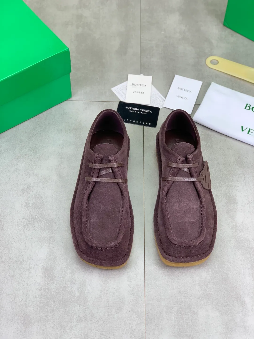 Men's men's shoes 💰P740 New model 💰 Top quality (beef tendon outsole series) 💎💎💎 BOTTEGA VENETA official website synchronizes the latest model, top version of the market's highest version of BV business leather shoes, accept material comparison, shoe type comparison, process comparison, practical and texture, versatile, suitable for any occasion, the more you look at it, the more flavorful it becomes. Pure hand-woven craftsmanship - upper material, imported original hand-woven calfskin - high-quality water-dyed sheepskin lining - original private model customized beef tendon outsole -Size: female 35-39 (34 40 customized) male 39-44 (38 45 customized) Comes with original BV green box, complete packaging.